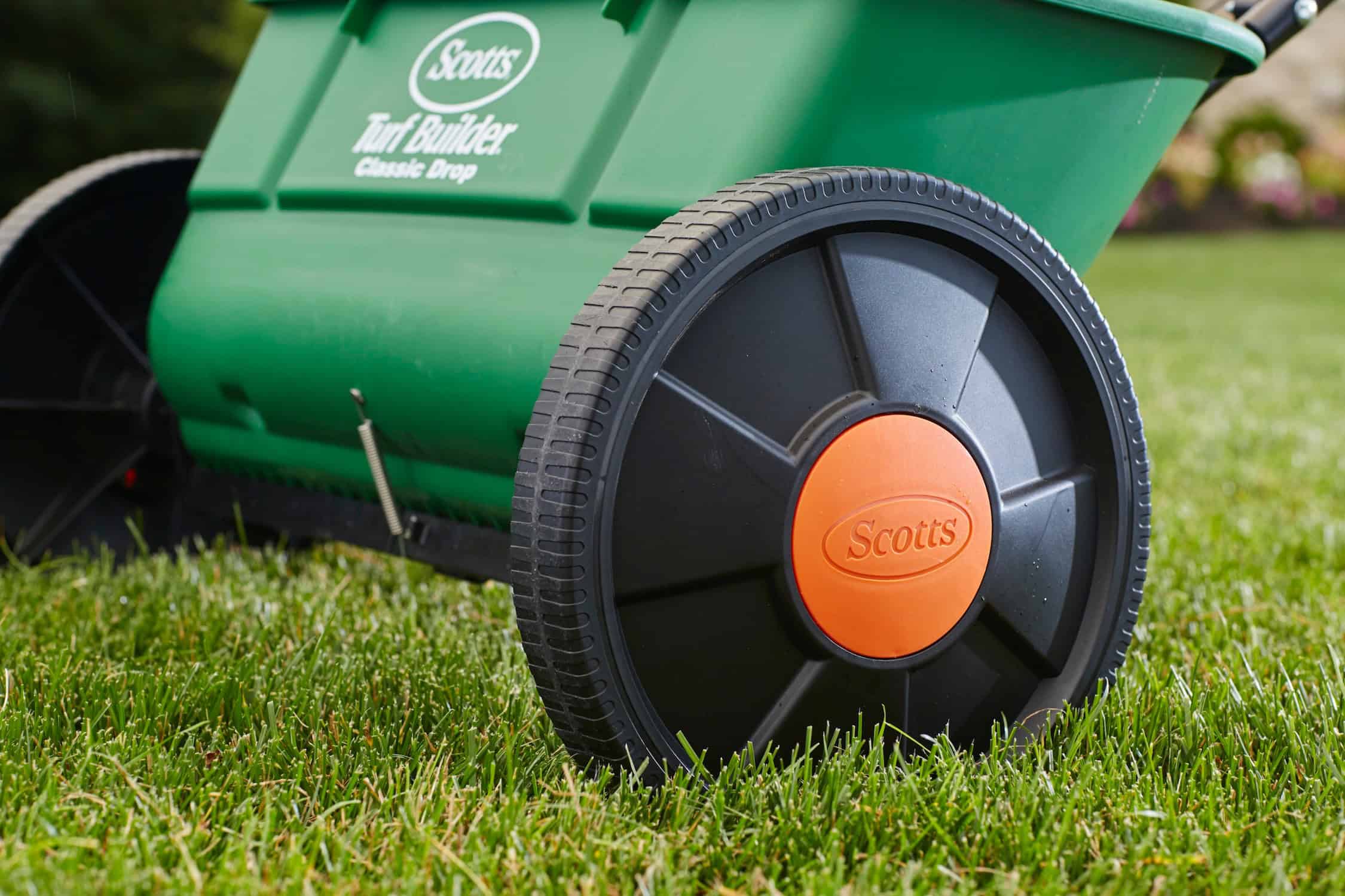 2026 Scotts 32-lb Turf Builder Classic Drop Fertilizer Spreader