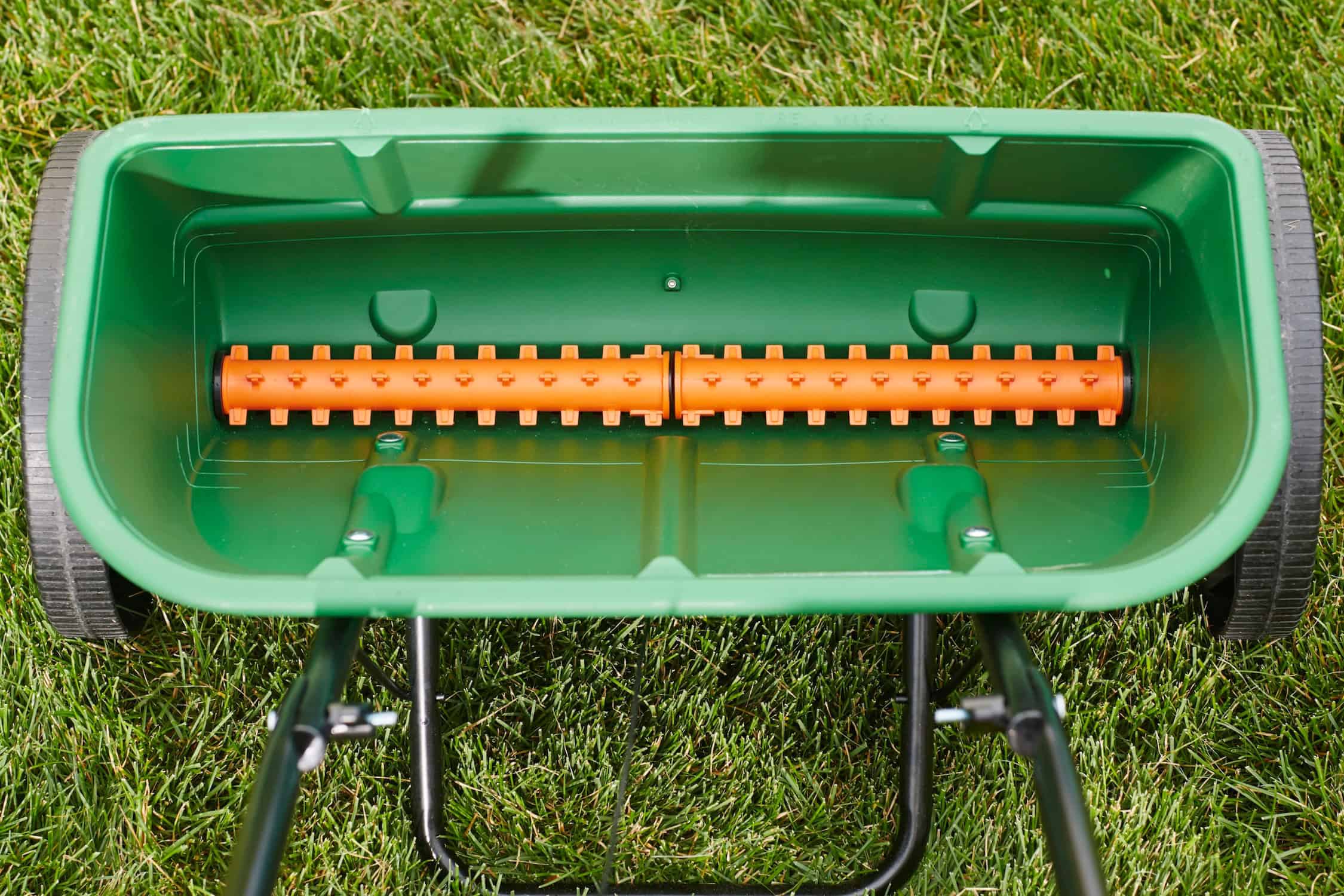 2026 Scotts 32-lb Turf Builder Classic Drop Fertilizer Spreader