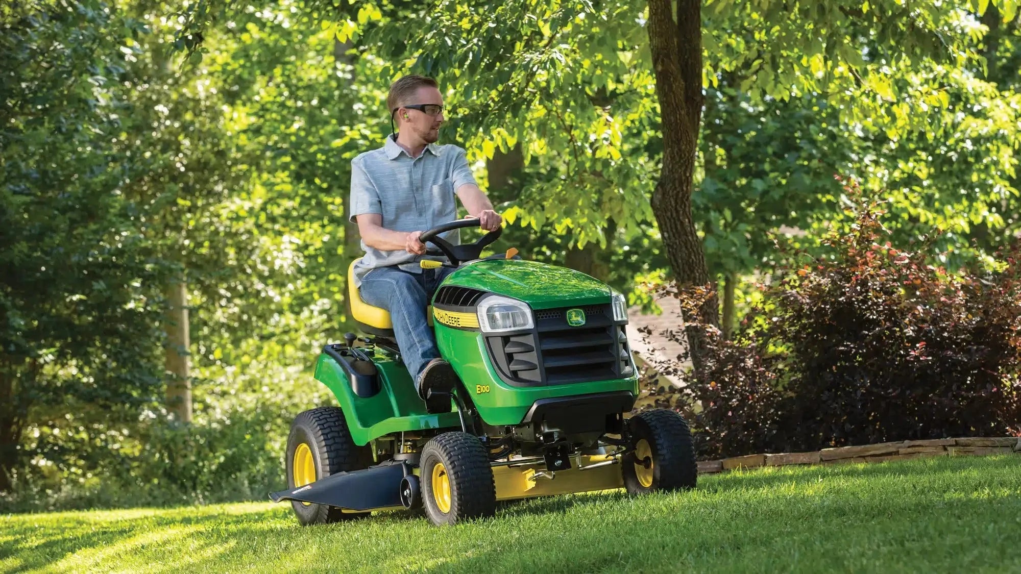 2026 John Deere S100 ride-on lawnmower, 107 cm (42 inch) cutting width – 17.5 hp petrol hydrostatic drive
